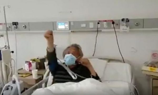 87 vjeçari i lumtur që arriti të shërohet nga coronavirusi