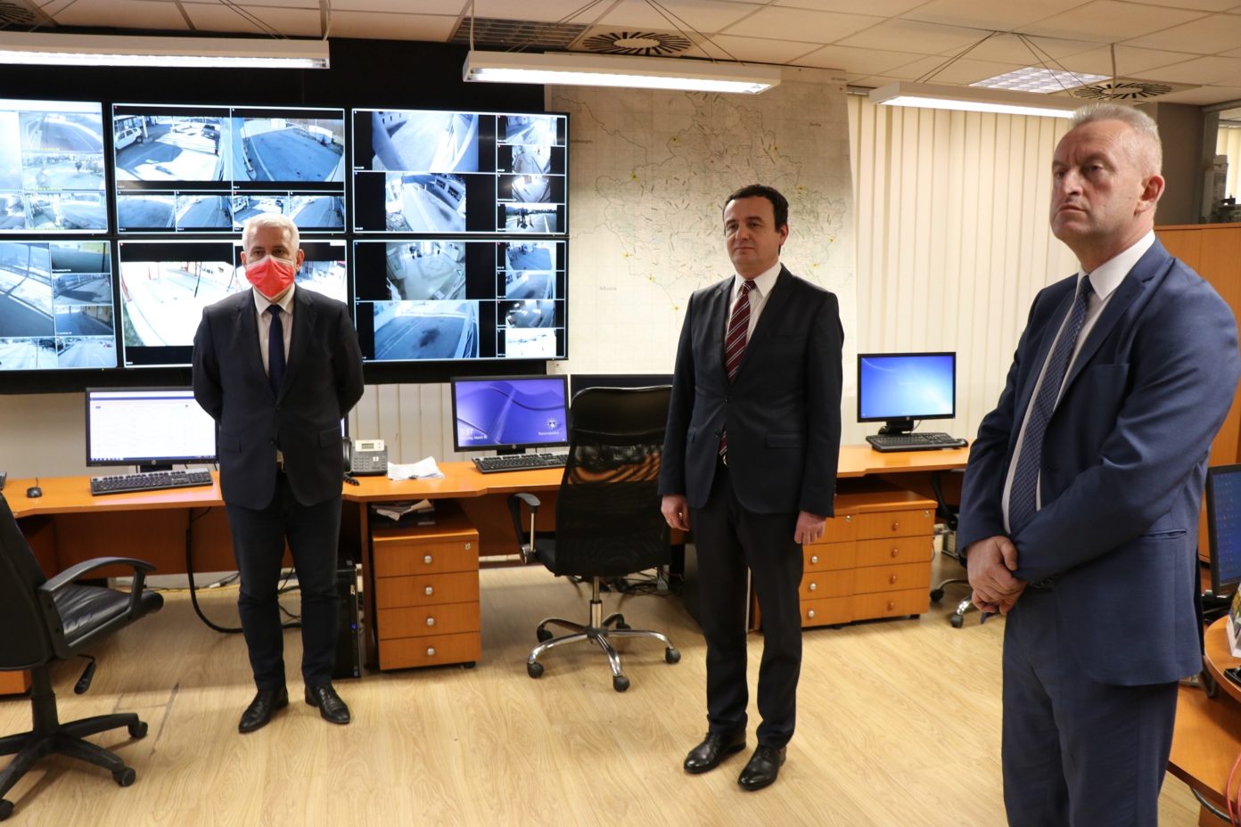 Kurti vizitoi Ministrinë e Brendshme, pasi e largai nga aty Agim Veliun