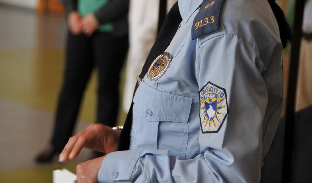 E tmerrshme: Sulmohet një police në Prishtinë