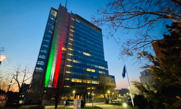 Objekti i Qeverisë mbulohet me ngjyrat e flamurit italian