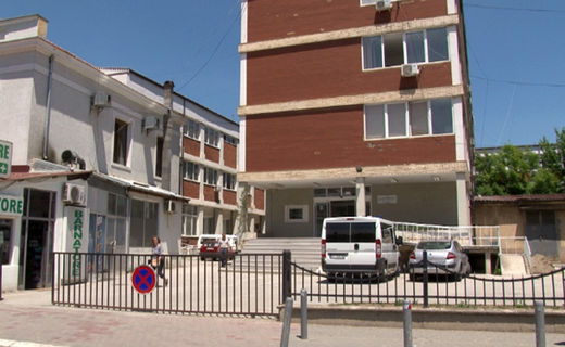 Vendoset tenda në Qendrën Kryesore të Mjekësisë Familjare në Prishtinë
