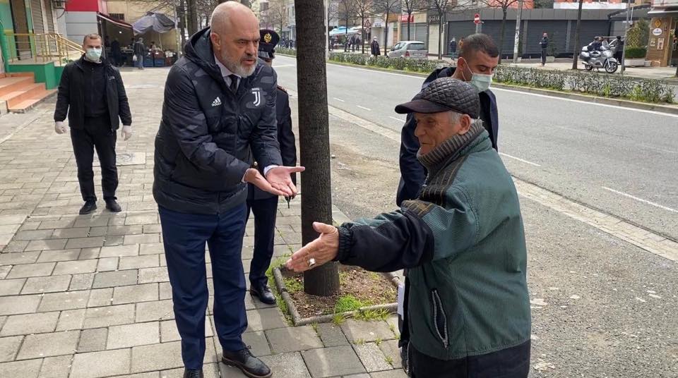 Rama zbret në rrugët e Tiranës pa maskë, “përzë” në shtëpi kalimtarët: Problem pensionistët…