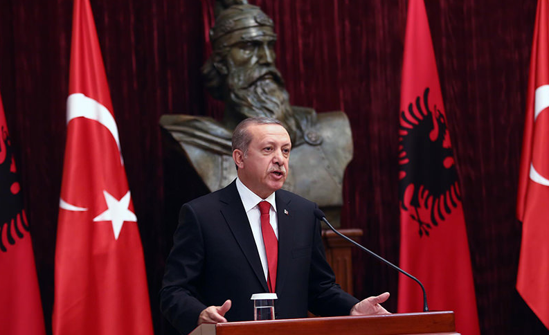 Detaji që nuk e dinim! Lidhja e Erdoganit me shqiptarët. Presidenti i Turqisë ka jetuar disa muaj në një qytet shqiptar