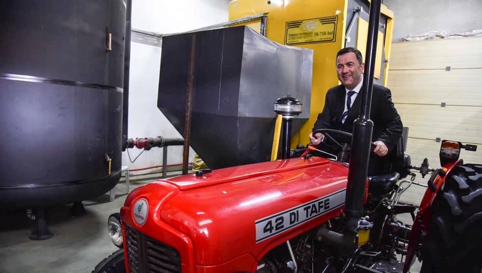 Kandidati i PDK-së për Podujevën bën fushat me traktor