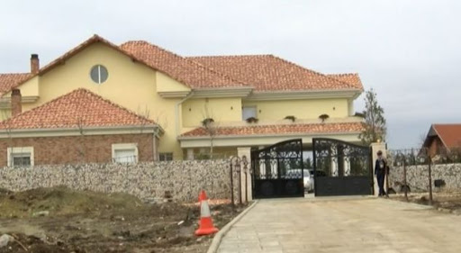 Një serb arrestohet pranë shtëpisë së Presidentit Thaçi, policia jep detajet e incidentit