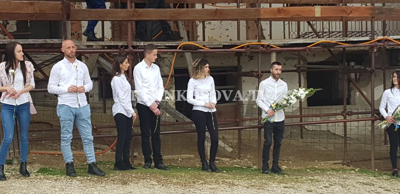 Kurti pritet me lule nga aktivistët në Prekaz