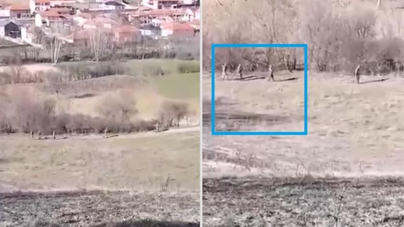 Banorët e frikësuar: Ushtarët serbë patrollojnë pranë shtëpive të tyre në Kamenicë