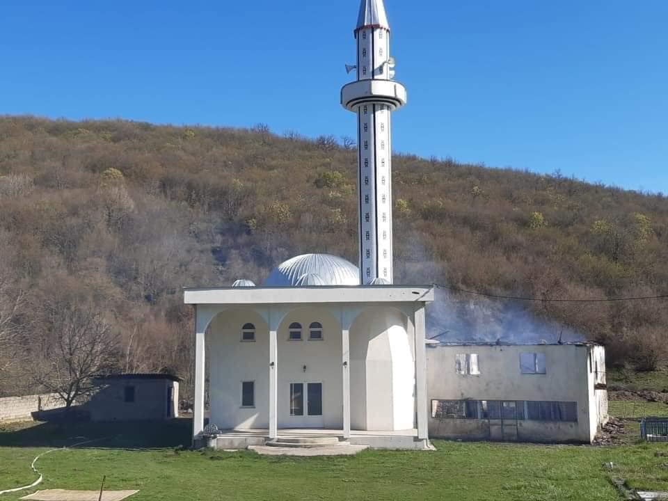 Lladrovci dënon aktin e djegies së xhamisë në fshatin Vërboc