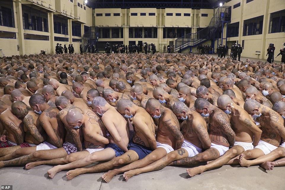 Pamje shokuese: Të burgosurit grumbullohen ngjitur me njëri-tjetrin, trajtohen si kafshë
