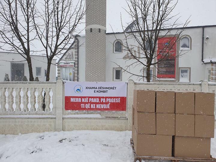 Gjest i mirë: Xhamia në Podujevë, jep pako ushqimore falas për nevojtarët