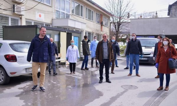 69 persona në listë për t’u testuar në Kamenicë, kanë kontaktuar me 12 të infektuarit e Topanicës