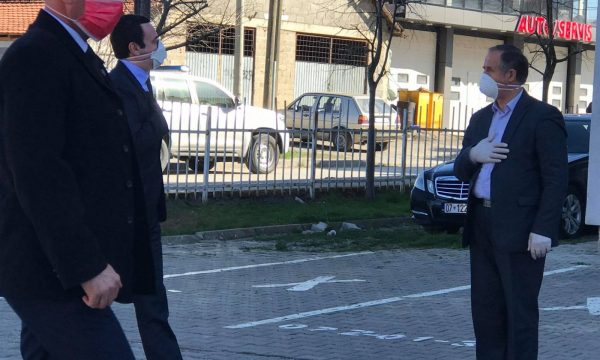 Kurti në vatrën e të prekurve me koronavirus, takohet me kryetarin e Malishevës