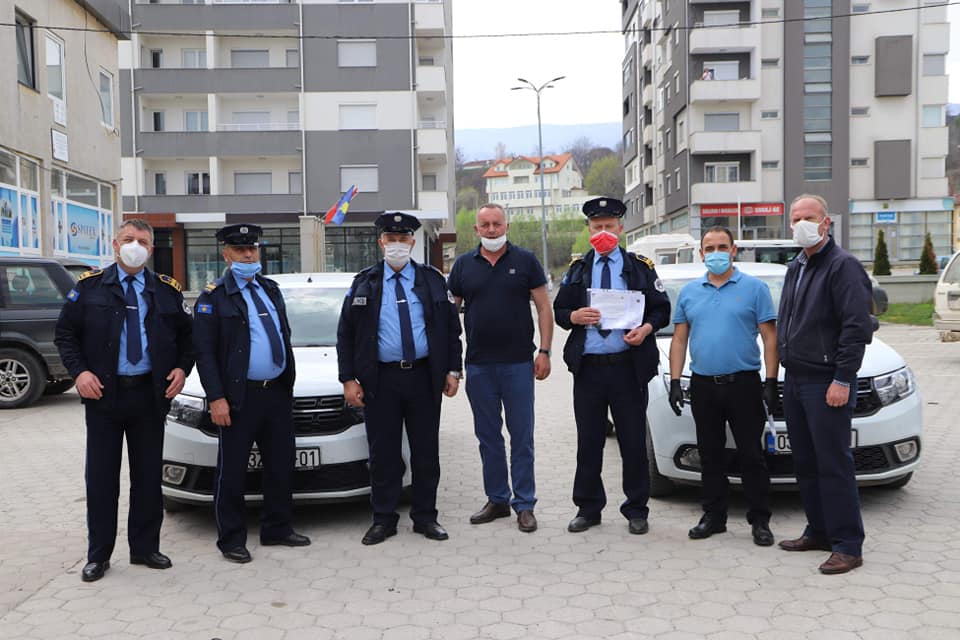 Gjest për tu vlerësuar: Komuna e Deçanit ua jep veturat e saj policëve