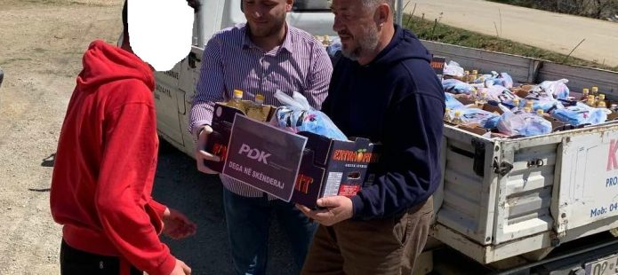 E turpshme: Lushtaku shpërndanë pako ushqimore për skamnorë me logo të PDK-së
