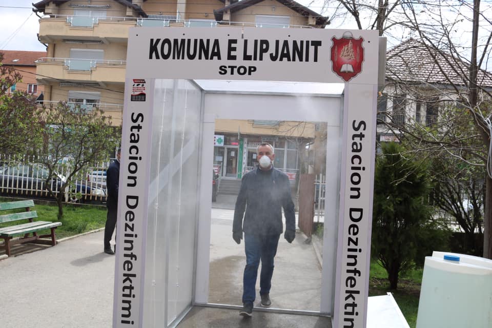 Masat ndaj pandemisë: Lipjani vendos stacion dezinfektues në hyrje të QKMF-së