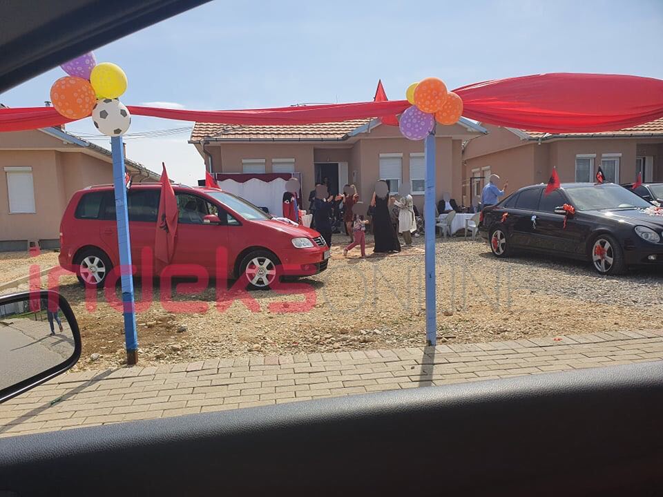 Llapjanët nuk i ‘frikëson’ koronavirusi, bëjnë dasmë me krushqi