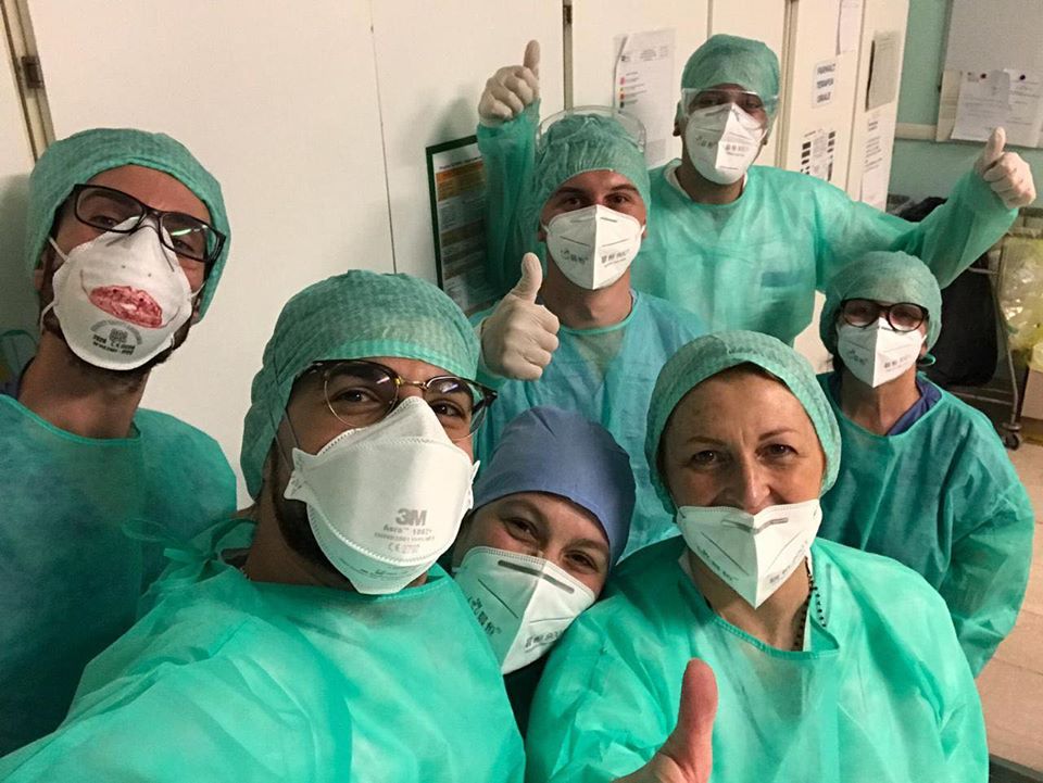 Me simbolin e shqiponjës, të buzëqeshur dhe krenar: Manastirliu publikon fotot e mjekëve shqiptarë në Itali