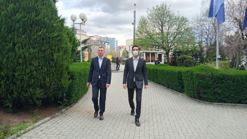 Liderët politikë mblidhen te Thaçi