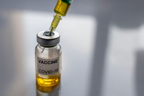 Shkencetarja e Oxfordit: Nëse çdo gjë ecën mirë, vaksina është e gatshme në shtator