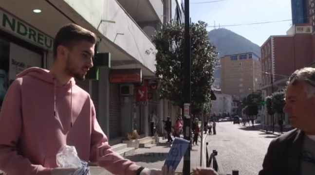 Humaniteti në kohë krize: 17-vjeçari dhuron maska falas që i kishte blerë me kursimet e tij