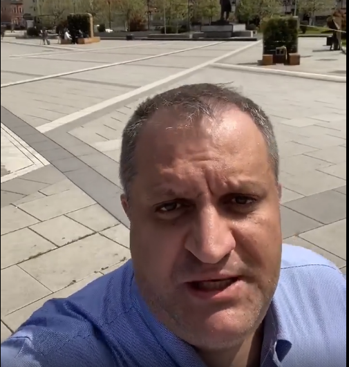Ahmeti bën thirrje: Qetu jom, tu ju prit, merrne kë të doni, e hajdeni t’i shpërndajmë do pako ushqimore