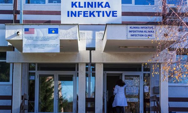 Ministria i vonon shtesat për stafin shëndetësor të Klinikës Infektive