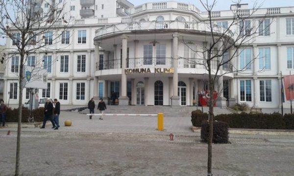 Pritet testimi i 5 familjarëve të infermieres së prekur në Klinë
