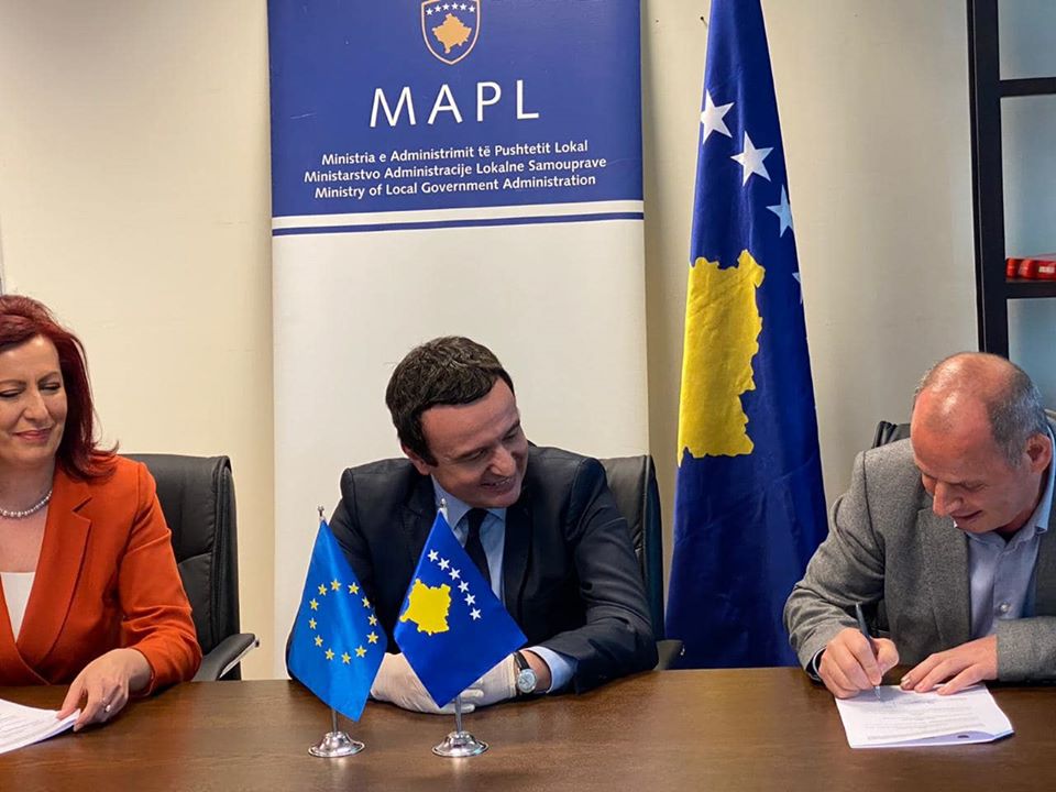 Lladrovci nënshkruan grantin 287,151 euro për performancë ndër më të mirë komunale