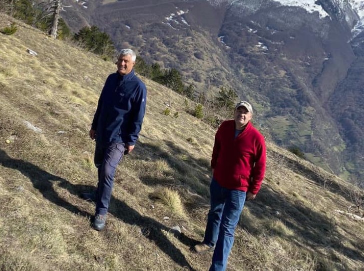 Thaçi e Hoxhaj thyejnë karantinën, relaksohen në malet e Sharrit