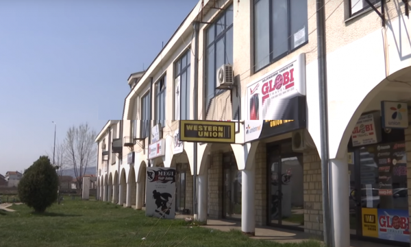 Policia i zë në vepër duke vjedhur dy hajna në një qendër tregtare të Drenasit