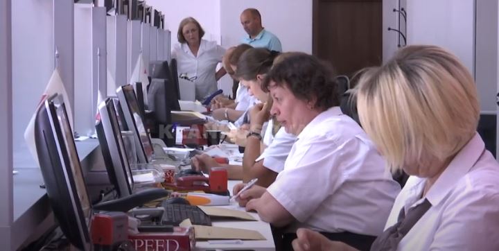 Kërkohet përgjysmimi i pagave të sektorit civil