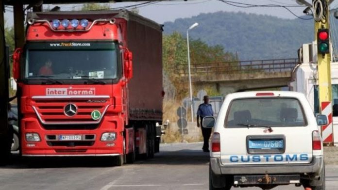 Serbia bllokoi kamionët e kosovarëve, reagon Klubi i Prodhuesve