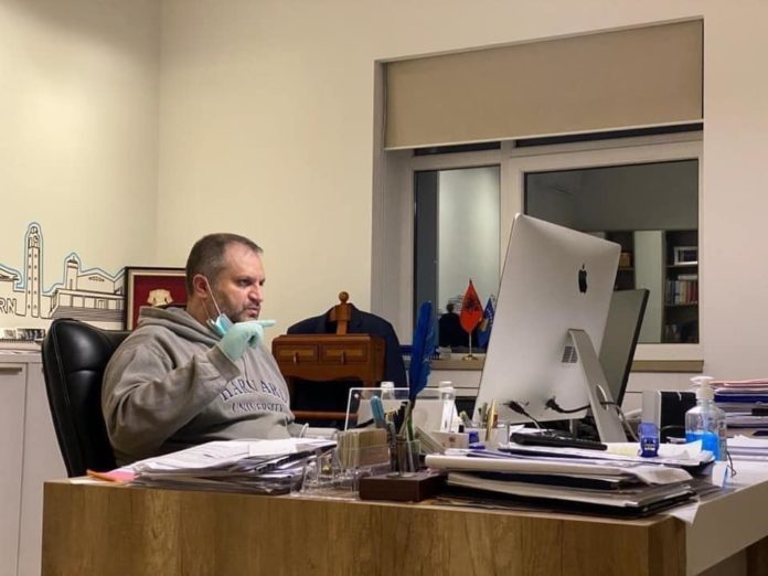 Pandemia nga COVID-19: Nxënësja e klasës së VI-të i shkruan letër Shpend Ahmetit