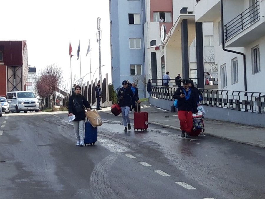 Lirohen nga karantina dhjetë boksierët e ardhur nga Londra të izoluar në Qendrën e Studentëve