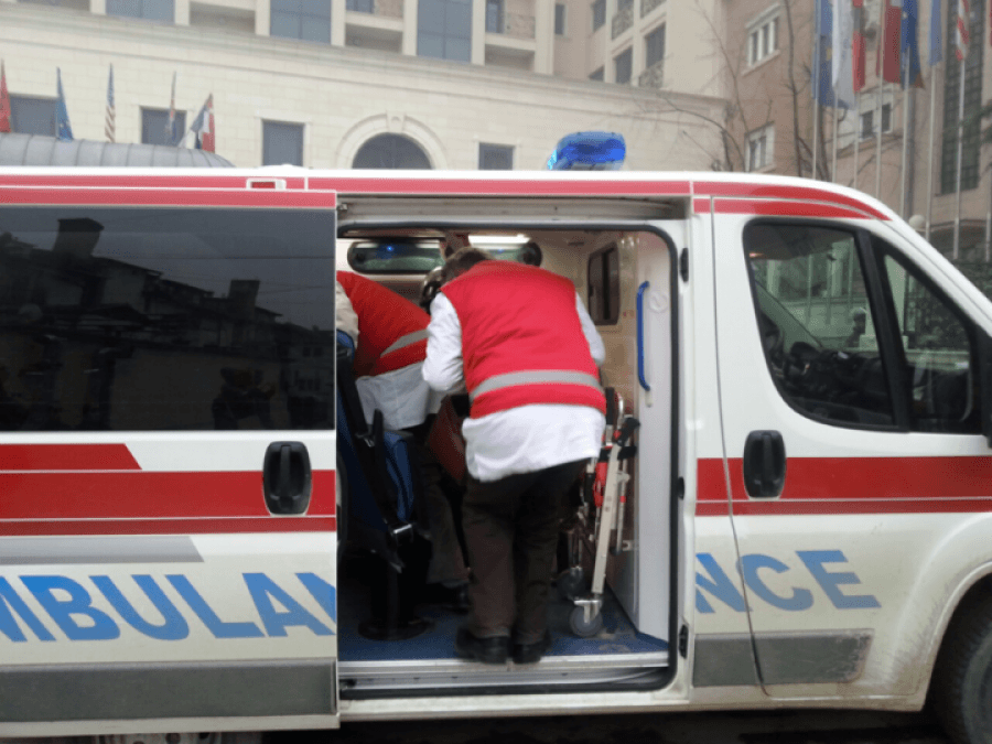 Vajzës që tentoi të hidhet nga hoteli në Prishtinë po i kryhen kontrollet mjekësore