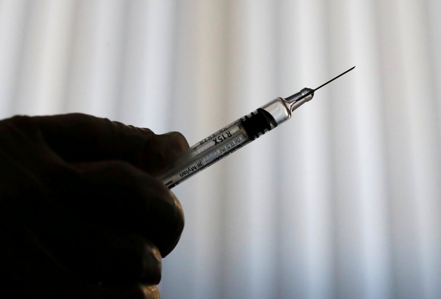Vullnetarët e parë marrin vaksinën testuese kundër koronavirusit në Britani