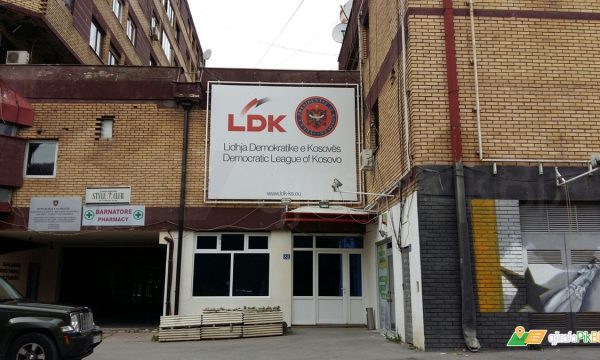Banorët këpusin aksidentalisht kabllot e LDK-së