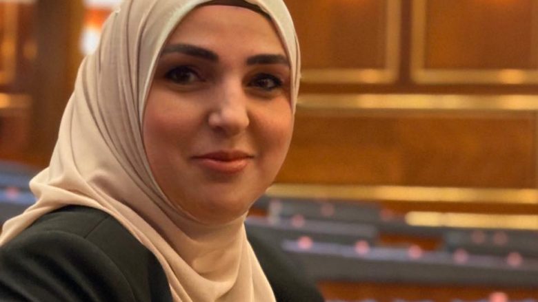 Deputetja e PDK-së: Të dorëhiqet Vjosa Osmani, ditën kur u rrëzuar qeveria, u rrëzuar edhe ajo