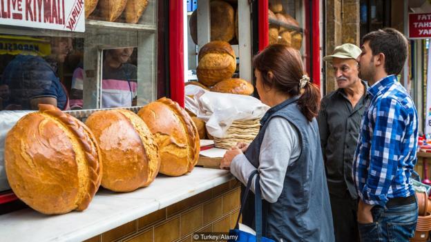 Turqia rikthen traditën blej një bukë paguaj dy, edhe për të varfrin