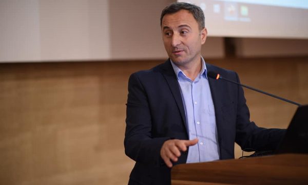 Reagon mjeku nga Gjermania: COVID-19 po merr jetë, s’është ftohje