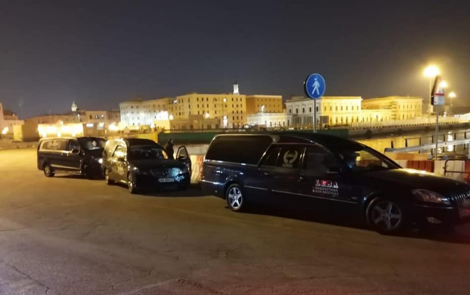 Fotografi trishtuese: Makinat e funeraleve presin kufomat e shqiptarëve që humbën jetën nga virusi në Itali