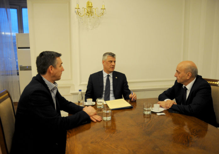 Thaçi fton partitë në zyrën e tij, takimi mbahet sot pas orës 16:00