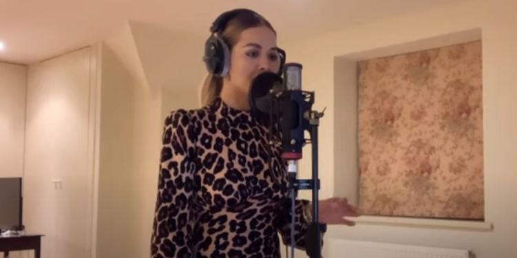 Rita Ora mahnit me interpretimin ‘live’ nga shtëpia