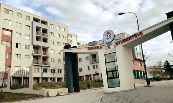 Dyshohet për koronavirus: Guaja tentoi të ikë nga konvikti, përfundon në Infektivë