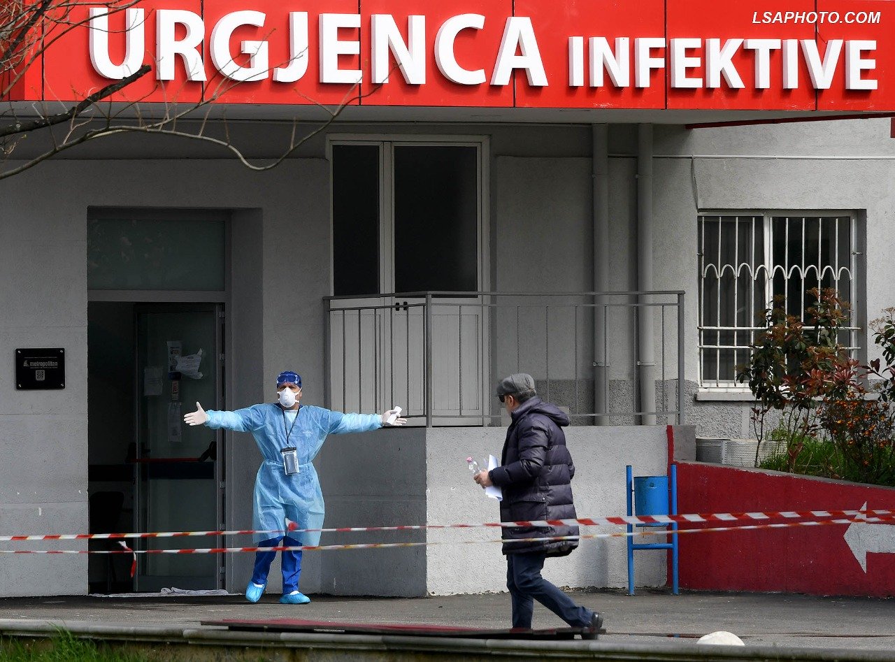Vdes edhe një person nga koronavirusi në Shqipëri