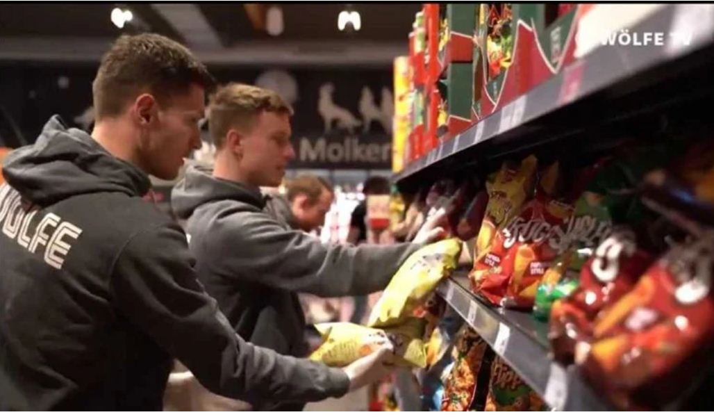 Kulmi i bujarisë: Yjet e skuadrës së Bundesligës nisin punën në supermarkete
