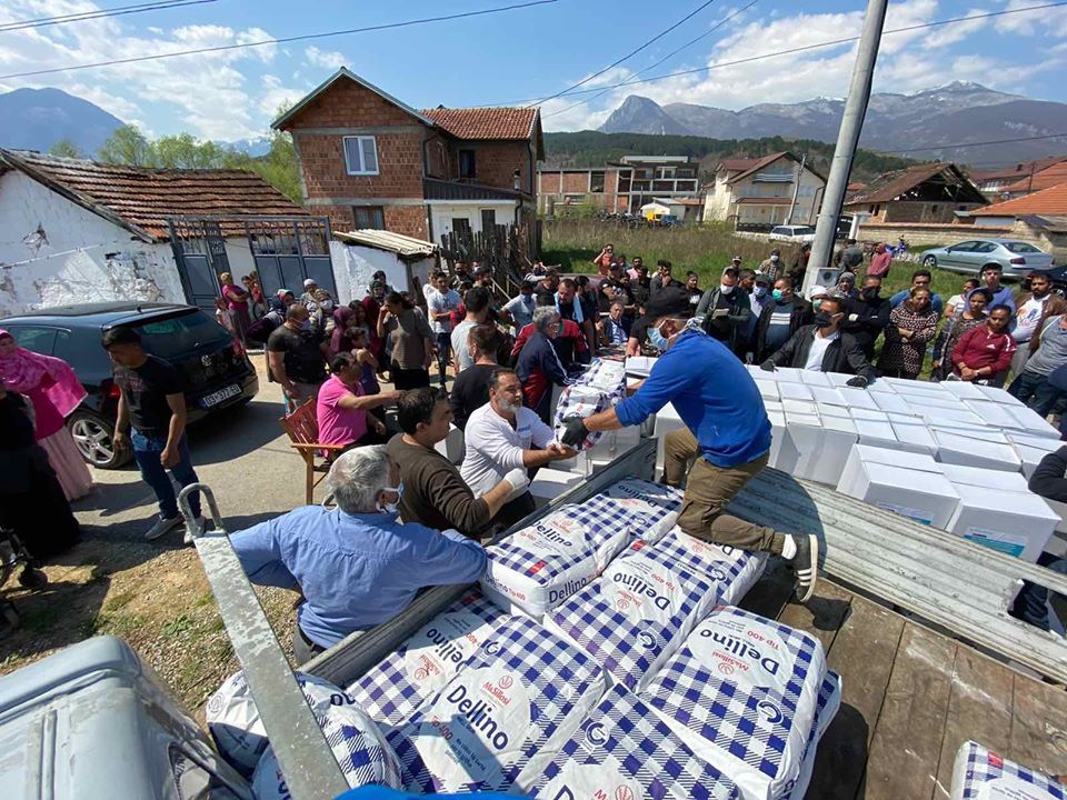 Ndihmohet komuniteti rom me ushqime të ndryshme