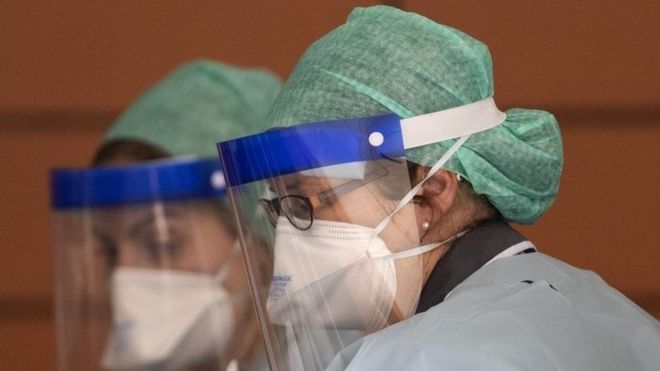 Edhe shumë mjekë rrezikojnë jetët e tyre nga përballja me pandeminë