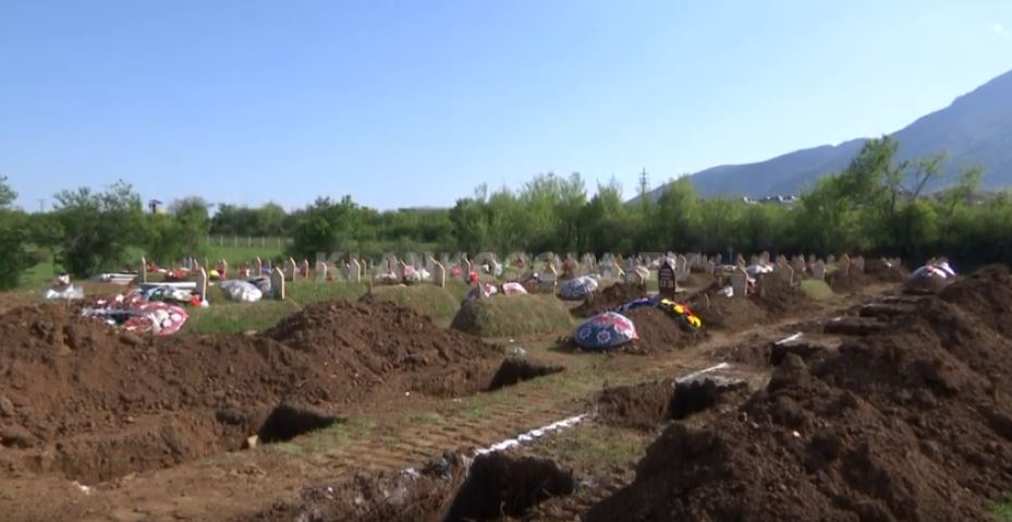 Si u infektuan 23 persona në një varrim?