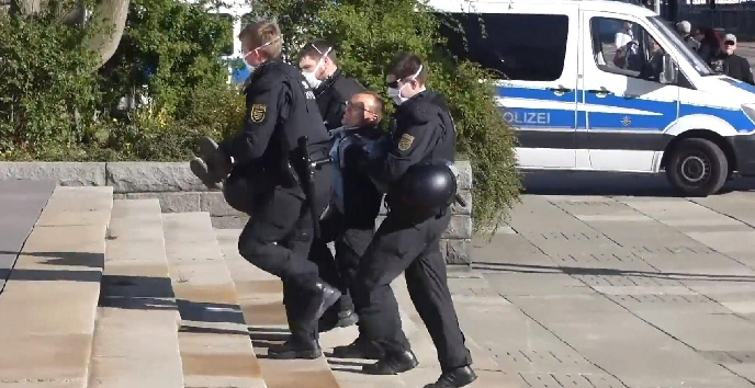 Policia shpërndan me dhunë protestën anti-izolim në lindje të Gjermanisë